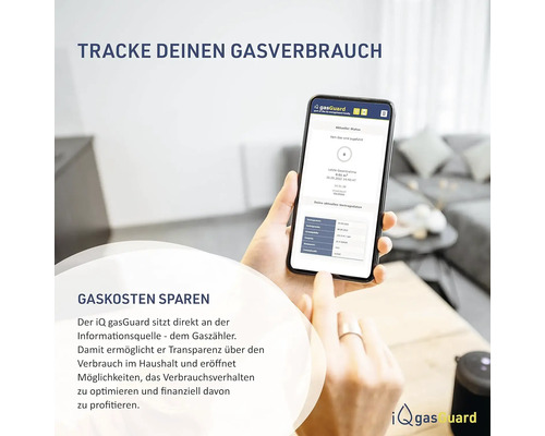 Eine Person hält ein Smartphone mit der iQ gasGuard App zur Gasverbrauchskontrolle.