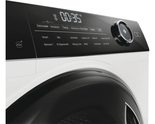 Detailansicht der Bedienblende einer Waschmaschine mit verschiedenen Programmen und digitaler Anzeige.