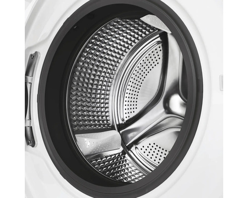 Innenansicht einer Waschmaschinentrommel aus Edelstahl