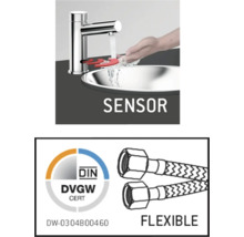 Sensorarmatur mit Hand unter Wasserhahn und DIN DVGW Zertifikat sowie flexible Anschlussschläuche.