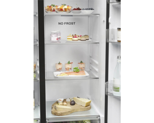 Innenansicht eines Kühlschranks mit verschiedenen Lebensmitteln und No-Frost-Funktion