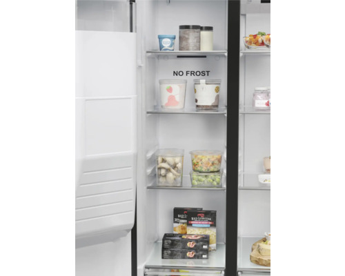 Gefüllter Kühlschrank mit No Frost Funktion und Lebensmitteln auf Glasböden