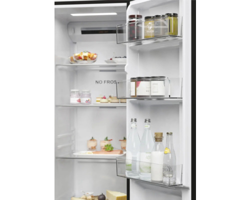 Innenansicht eines Kühlschranks mit Lebensmitteln auf den Regalen