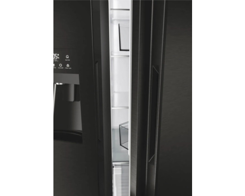 Geöffneter Kühlschrank mit Regalen