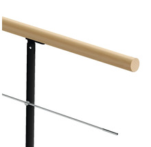 Detailansicht eines Treppengeländers mit Holzhandlauf und Metallstreben