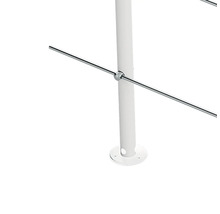 Detailansicht eines Wäscheständers mit Metallstäben und weißem Standfuß.