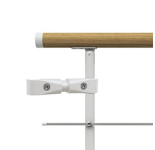 Detailansicht eines Ballettstangen-Systems mit Holzbügel und weißer Halterung