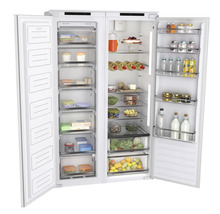 Geöffneter, weißer Side-by-Side Kühlschrank mit Lebensmitteln.