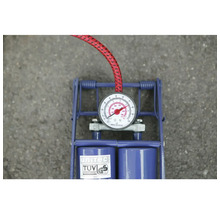 Doppelzylinder-Fußluftpumpe mit Manometer und TÜV-Siegel