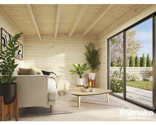 Innenansicht eines Gartenhauses mit Sofa, Tisch und Pflanzen