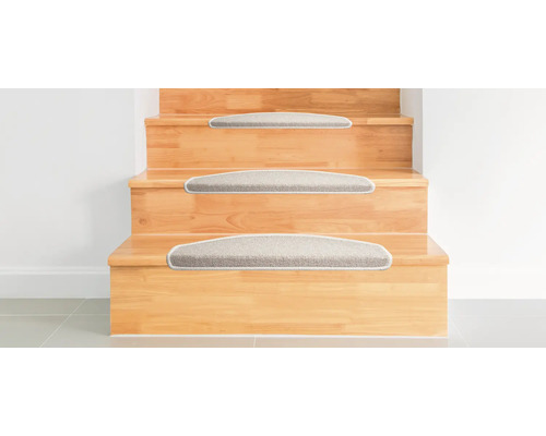 Holztreppe mit Teppichstufenmatten