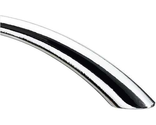 Detailaufnahme eines gebogenen, glänzenden Metallgriffs