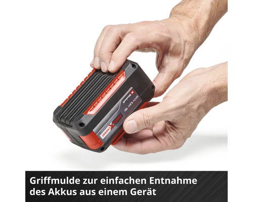 Eine Person hält einen Einhell Power X-Change Akku in der Hand.