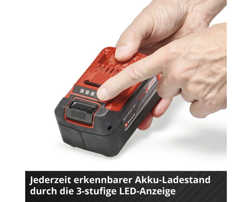 Einhell Akku mit LED Ladezustandsanzeige wird von einer Hand bedient