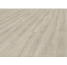 Verlegtes Laminat mit Holzoptik.