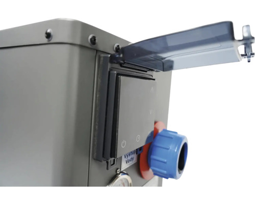 Nahaufnahme einer Wärmepumpe mit Bedienfeld