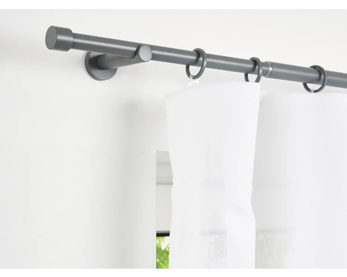 Gardinenstange mit Vorhangringen und weißem Vorhang
