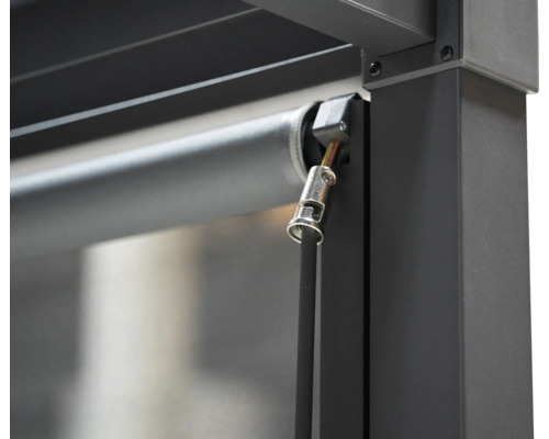 Detailansicht einer Rolloaufhängung an einer Pergola