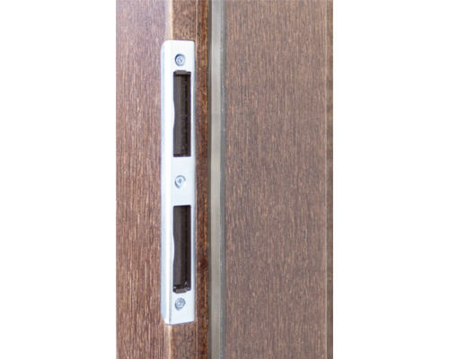 Fenstergriffmulde aus Metall an einem braunen Fenster