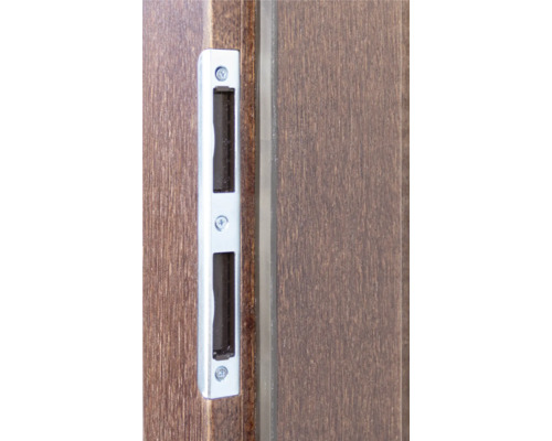 Detailansicht eines Fenstergriffs an einem braunen Holzfenster