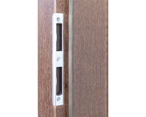 Schmaler Fenstergriff aus Metall an einem Fensterrahmen