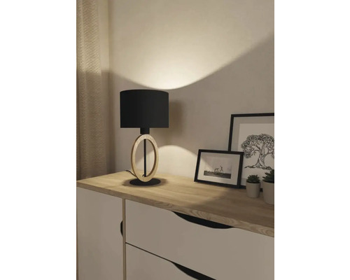 Tischleuchte mit Lampenschirm auf Kommode mit Dekoration