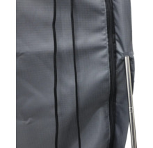 Detailansicht einer grauen Textil-Garderobe mit Reißverschluss und Metallstange.