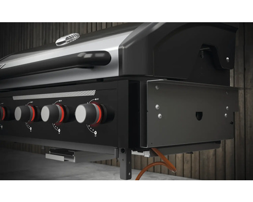 Gasgrill mit mehreren Brennern und Bedienknöpfen