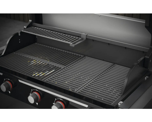 Innenansicht eines Gasgrills mit Grillrost und Warmhalterost