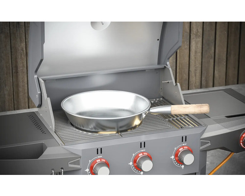 Grill mit geöffnetem Deckel und Bratpfanne auf dem Grillrost