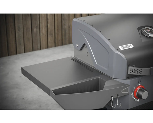Detailansicht eines Gasgrills mit Ablagefläche und Hakenleiste
