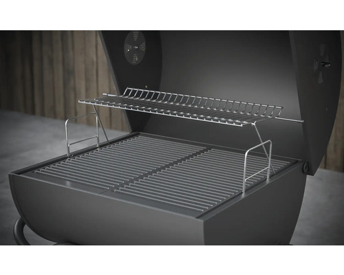 Offener Holzkohlegrill mit Grillrost