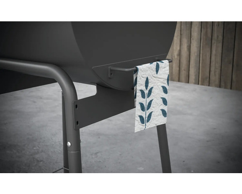 Detailansicht eines Grillwagens mit Handtuchhalter und Küchentuch