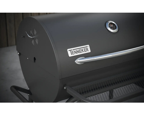 Detailansicht eines Tenneker Smokers mit Temperaturanzeige und Ablagerost