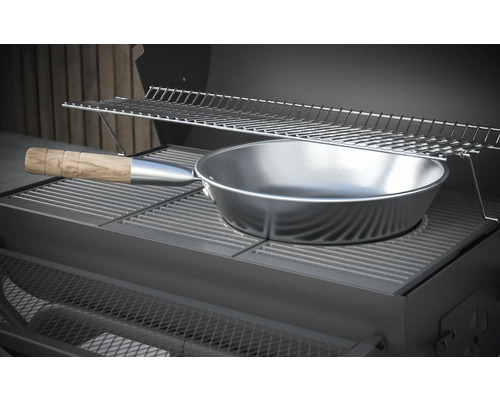 Grill mit Grillpfanne und Warmhalterost
