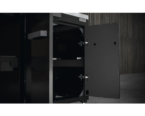 Werkstattschrank mit geöffneter Tür und Regalen