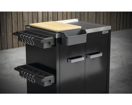 Schwarzer Grilltisch mit Schneidebrett und Aufbewahrungslösungen