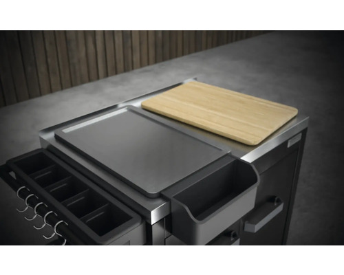 Detailansicht eines Grillwagens mit Ablagefläche und Schneidebrett