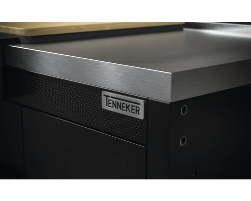 Detailansicht eines schwarzen Werkstattschranks mit Edelstahlarbeitsplatte und Tenneker Logo