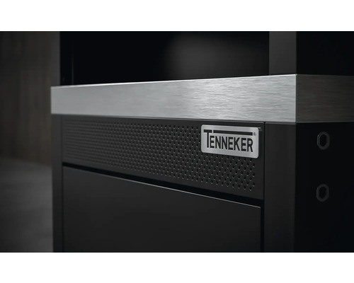 Detailansicht eines schwarzen Grillschranks mit Arbeitsplatte und Tenneker Logo