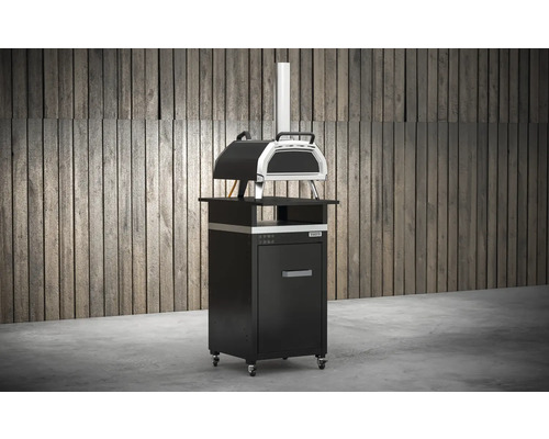 Pizzaofen mit Untergestell vor einer Holzwand