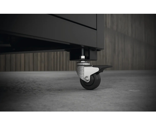 Detailansicht einer Werkbank mit Rollen und Feststellbremse.