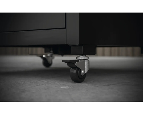 Räder unter einem Werkstattschrank zur einfachen Mobilität