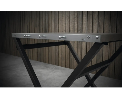 Detailansicht eines Klapptisches mit Metallgestell und Haken