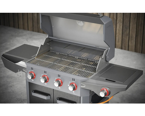 Gasgrill mit geöffnetem Deckel und Bedienknöpfen
