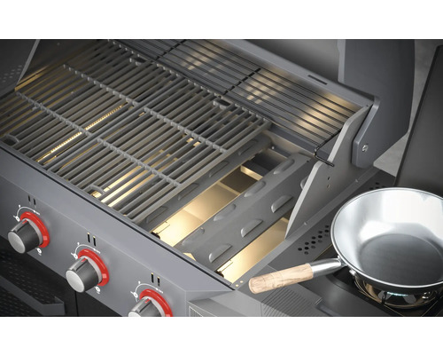 Detailansicht eines Gasgrills mit Grillrost und einem Kochtopf