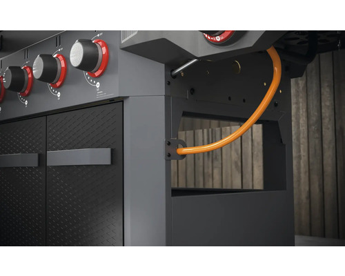 Detailansicht eines Gasgrills mit Gasflasche und Bedienelementen