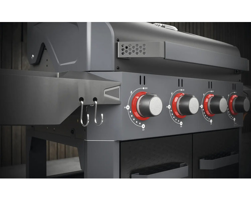 Detailansicht eines Gasgrills mit Drehknöpfen und Seitenablage