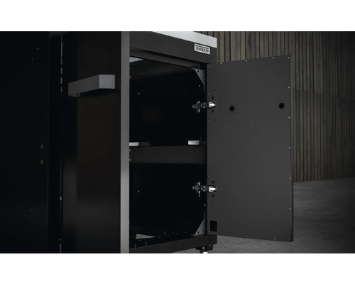 Schwarzer Tennker Pelletlagerraum mit geöffneter Tür