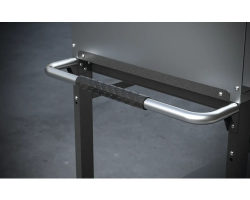 Detailansicht eines Grillwagens mit Griff und Ablage
